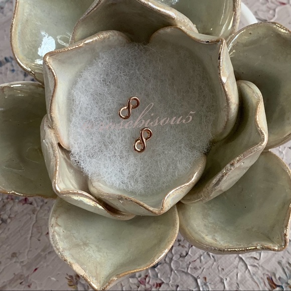 💋🆕Dainty Rose Gold Infinity Stud Earrings - Picture 3 of 5